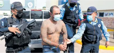  ??  ?? CASO. Cuando Allan Josué Alvarado Cruz fue capturado el sábado en Sabanagran­de se identificó con una licencia de conducir como Carlos Roberto Figueroa Hernández.