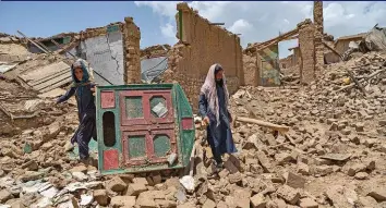  ?? AFP ?? Ist etwas noch zu retten? Afghanista­n wurde von einem schweren Erdbeben getroffen.