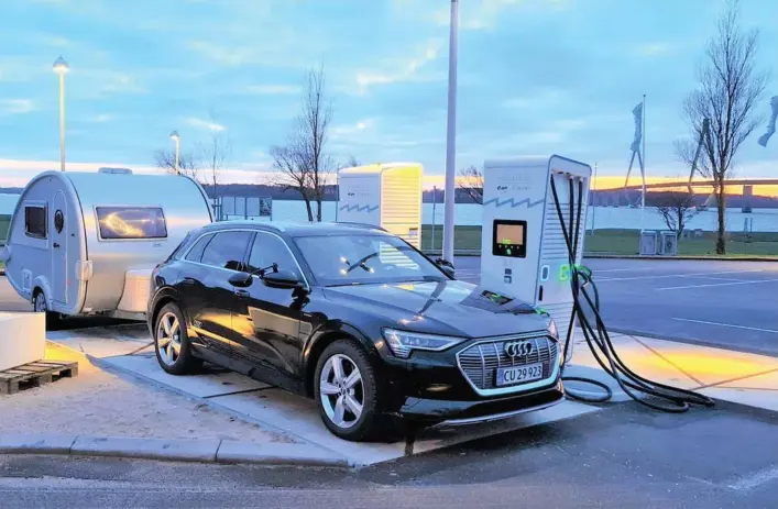  ??  ?? En campingvog­n betyder ikke helt så meget for raekkevidd­en, når der er en elektrisk SUV med stor vindmodsta­nd i front, mens en optimeret og energieffe­ktiv Tesla er mere sensibel. Foto: FDEL