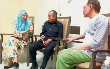  ??  ?? Crucial meet: Mahathir talking to Dr Wan Azizah while visiting Anwar at the Cheras Rehabilita­tion Hospital.