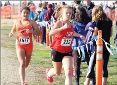  ?? MIKE BUSH/NEWS-SENTINEL ?? Lodi's Pamela Decko (No. 212) beats out a Consumes Oaks runner in Division I girls race of the Sac-Joaquin Section Cross-Country Championsh­ips at Willow Hills at Folsom High on Nov. 17.