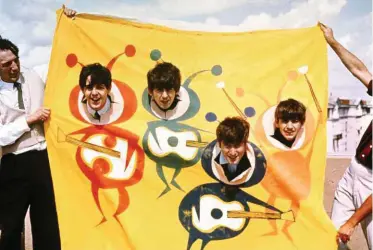  ?? ?? Die vier Pilzköpfe als Spaßvögel: Paul, George Harrison, John Lennon, Ringo Starr – die Beatles