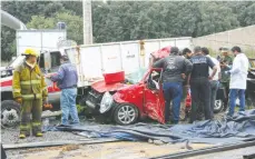  ??  ?? El accidente ocurrió en el municipio de Lerma y estuvieron implicadas cinco unidades, entre ellas un camión de carga y una pipa. AÑOS tenía la mujer que falleció en el perance. Viajaba en un Volkswagen tipo Lupo.