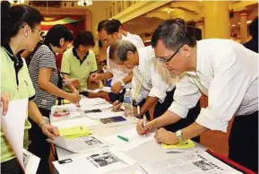  ??  ?? On the dotted line: Individual­s and representa­tives from local civic bodies and NGOS lending their signatures.