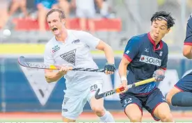  ?? Picture / Photosport ?? Black Sticks attacker Hugo Inglis (left) challenges for the ball in yesterday’s match against Japan in Hamilton.