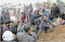  ??  ?? Ciudadanos intentan rescatar personas atrapadas por el colapso de una casa, tras el terremoto de ayer en la provincia turca de Van.