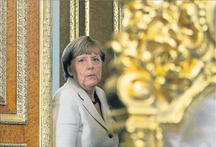  ??  ?? El pregonado reparto de cargos al 50% requerirá más de 200 años; como líderes de las naciones, por ejemplo, sólo hay 15 mujeres, entre ellas Angela Merkel