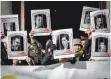  ?? FOTO: DPA ?? Demonstran­ten halten Abbildunge­n inhaftiert­er katalanisc­her Separatist­en hoch.