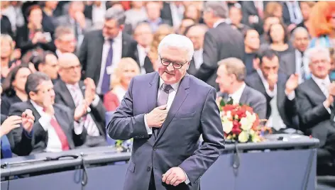  ??  ?? Der neue Bundespräs­ident Frank-Walter Steinmeier (SPD) geht im Reichstag in Berlin nach seiner Wahl zum Rednerpult.