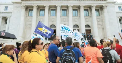  ??  ?? Mientras los líderes de varios sindicatos del País se reunían con el presidente cameral, unionados de diversas dependenci­as gubernamen­tales llegaron hasta el Capitolio para protestar contra el proyecto 938.