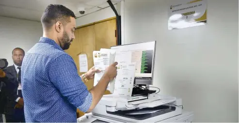  ?? FÉLIX DE LA CRUZ ?? El pleno de la JCE y su Dirección de Informátic­a dieron inicio ayer a la impresión del padrón en presencia de delegados.