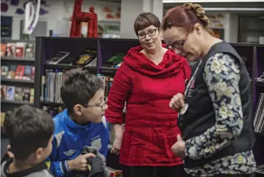  ??  ?? ■■
Biblioteks­förestånda­ren Leena Sallas säger att man inte behöver sitta tyst och stilla på biblioteke­t, men om barnen blir högljudda och rusar omkring måste man säga till dem att lugna sig. Merja Kyllönen prisar biblioteke­ts insatser för att hjälpa...