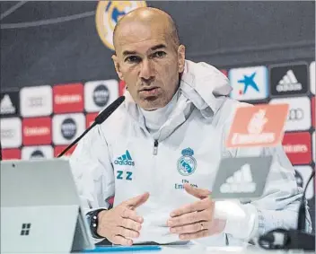  ?? FOTO: EFE ?? Zidane espera un buen partido de fútbol en el derbi de esta tarde en el Bernabéu ante el Atlético