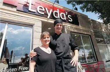  ?? GREG PENDER/THE Starphoeni­x ?? Deedee Maltman and chef Miguel De Luca Sintes are busy creating healthy meals at Leyda’s.