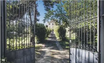  ??  ?? 02 Propiedad histórica Finca de principios del siglo XVI que cuenta con una casa de cuatro plantas de 1.344 m2 y una parcela de más de 10.000 m2. Su precio es de 2.250.000 €.