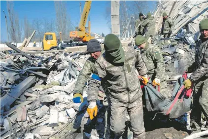  ?? ?? Militares rescatan los cadáveres de jóvenes militares tras un bombardeo en Mikolaiv