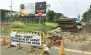  ?? DIMAS NUR APRIYANTO/ JAWA POS ?? BELUM RAMPUNG: Proyek pipa SPAM Umbulan di Taman Puspa Raya, CitraLand. Sebagian jalur yang sempat ditutup karena penggalian itu kini telah diaspal.