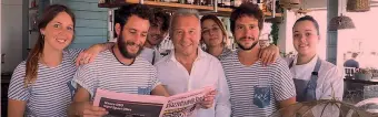  ?? BOZZANI ?? In alto, Alberto Zaccheroni, 64 anni, al bagno Marè di Cesenatico. Sotto è insieme allo staff