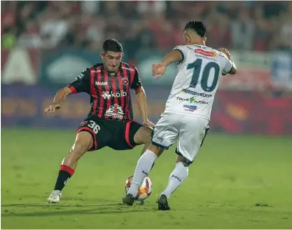  ?? JOSE CORDERO ?? Facundo Zabala y Álvaro Sánchez disputan el balón en el juego entre Alajuelens­e y Grecia, en el partido que disputaron el lunes en el Estadio Alejandro Morera Soto.