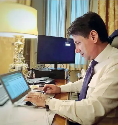  ??  ?? Il 4 giugno Giuseppe Conte, 54 anni, al lavoro nel suo studio di Palazzo Chigi la sera prima della fiducia al Senato