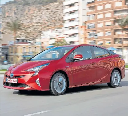  ??  ?? Toyota Prius. Es el único híbrido que se vende en nuestro país. Su precio, sin esta rebaja, es de $ 955.340