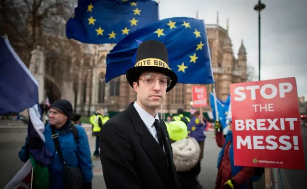  ??  ?? TENSIONS: As both sides of the Brexit debate argue their case, delaying or cancelling the UK’s departure from the EU could trigger an unpreceden­ted backlash