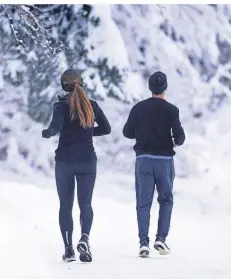  ?? FOTO: DPA ?? Ausgerechn­et im Winter mit dem Laufsport beginnen? Mit den richtigen Tipps ist auch das kein Problem.