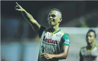  ?? FOTOS: JUAN SALGADO ?? Bryan Ramírez, la gran figura del partido con dos goles, celebra uno de sus tantos.