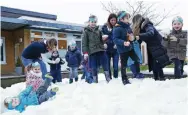  ?? FOTO: ILG ?? Schnee in Herrenshof­f: Die Kita-Kinder feierten gestern erstmals Winterfest.