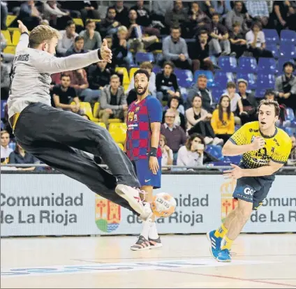  ?? FOTO: PEP MORATA ?? Kauldi Odriozola lanza ante Pérez de Vargas en el último encuentro liguero disputado en el Palau Blaugrana