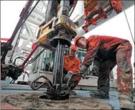  ?? XU SHUCHEN / FOR CHINA DAILY ?? Crew members engage in drilling work at the Gulong shale oil formation in Daqing, Heilongjia­ng province, in June.