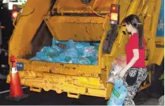  ?? Foto: Elisa Miebach, dpa ?? Mülltrennu­ng gehört auf Taiwan zu den obersten Bürgerpfli­chten. Eine Taiwanesin bringt getrennten Müll abends zum Müllfahrze­ug.