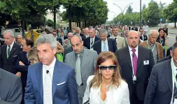  ??  ?? Cravatte in piazzaIl corteo degli industrial­i in piazza a Treviso nel maggio 2011, in primo piano Vardanega e l’allora presidente nazionale Marcegagli­a