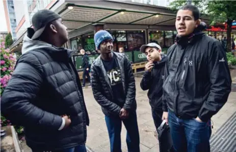  ?? DRIVER PÅ. FOTO: MIKAEL ANDERSSON ?? Abdi Jahar, Elmi, Ayye och Zizo tycker att Hässelby gård behöver en festival för unga.