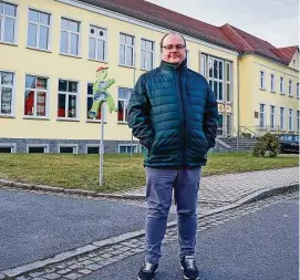  ?? ?? Knack■unkt: Die Gemeinde Räckelwitz um Bürgermeis­ter Clemens Poldrack muss noch viel Geld in die Sanierung der Oberschule investiere­n.