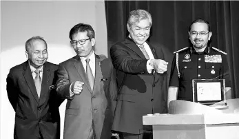  ??  ?? Deputy Prime Minister Datuk Seri Dr Ahmad Zahid Hamidi (second, right), launching the new Malaysian passport at the Putrajaya Home Ministry with Deputy Home Minister Datuk Masir Kujat, Home Ministry Secretary General Datuk Seri Alwi Ibrahim and...