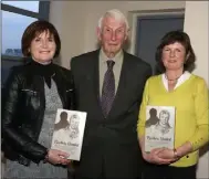  ??  ?? Billy Sweetman with his nieces Miriam and Mairead Curtis at the launch of his book ‘Brothers Divided’.