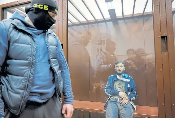  ?? REUTERS ?? Acusado. Delerdzon Mizoyev, uno de los detenidos y sospechoso­s del ataque en Moscú, antes de declarar en la capital de Rusia.