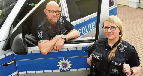 ?? ALEXANDER VOLKMANN ?? Polizeihau­ptmeister Uwe Klausnitze­r und seine Kollegin, Polizeimei­sterin Laura-kim Lüthke, sind als Team oft gemeinsam auf Streife unterwegs.