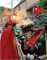  ??  ?? Siegfried, Kriemhild und ein feuerspeie­nder Drachen waren beim Märchenumz­ug dabei. Foto: Archiv/LP