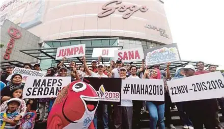  ??  ?? Azman Mohd Saad (centre) with members of the public at the Street Attack event in Kuala Lumpur yesterday.