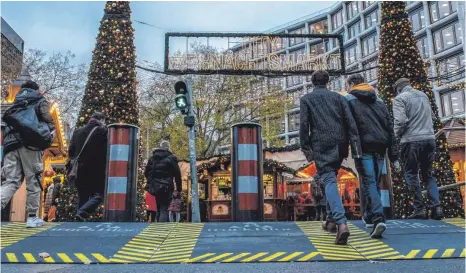  ?? FOTO: AFP ?? Für zweieinhal­b Millionen Euro ist der Weihnachts­markt am Berliner Breitschei­dplatz in ein Bollwerk verwandelt worden.