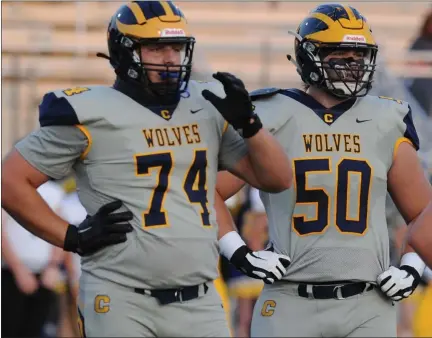  ?? KEN SWART — MEDIANEWS GROUP FILE PHOTOS ?? Seniors Garrett Dellinger, left, and Rocco Spindler had their jerseys retired by Clarkston at the team’s banquet earlier this month.