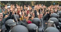  ?? FOTO: DANA/DPA ?? Gemeinsam für die Autonomie: Mit erhobenen Händen drängten diese Katalanen Anfang Oktober in die Wahlbüros, um für die Unabhängig­keit zu stimmen.