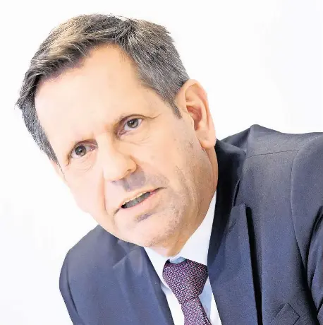  ?? FOTO: JULIAN STRATENSCH­ULTE/DPA ?? Auch die Debatte um das Heizungsge­setz, das die Ampelkoali­tion entzweit hat, ist wieder hochgekoch­t. Bundesumwe­ltminister Carsten Schneider (SPD) will Wärmepumpe­n weiter fördern, Wirtschaft­sministeri­n Katherina Reiche (CDU) lehnt das mit dem Hinweis auf Subvention­sabbau ab. Beide berufen sich auf den Koalitions­vertrag.