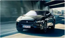  ?? ?? I-pace Black får folk til at vende sig om, når den sniger sig støjsvagt gennem trafikken.
▼