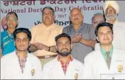  ??  ?? Health minister Brahm Mohindra (standing, second from right) and other officials with students who got appreciati­on letters at Government Medical College, Patiala, on Saturday. BHARAT BHUSHAN/HT