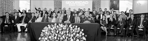  ?? Presidenci­a de la república ?? •
El presidente de la República, Lenín Moreno, se reunió ayer en Carondelet con las autoridade­s seccionale­s, para firmar convenios sobre seguridad.
