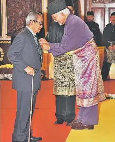  ??  ?? Kedit Bungat receives his BBS from Taib.