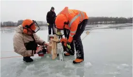  ?? FOTO: PETER BUCHERT ?? KÄMPIGT. Janne Käpylehto och hans hjälpredor fick såga flera varv runt för att få karusellen att lossna från den omkringlig­gande isen.